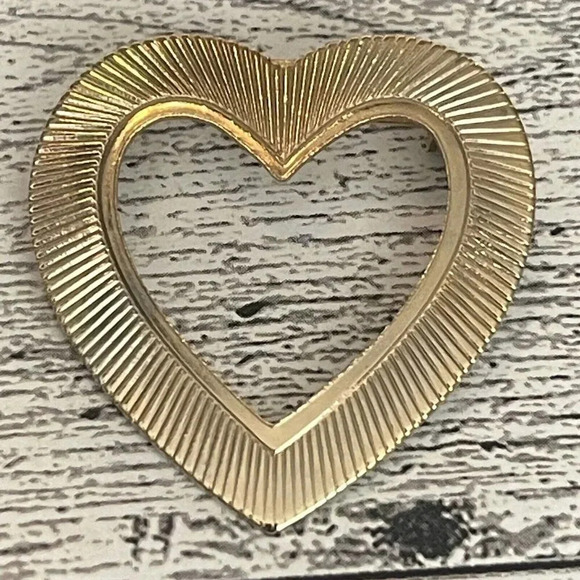 Heart Brooch Pin 1930s 1940s Gold Tone Textured Open Sweetheart Vintage - Picture 1 of 3